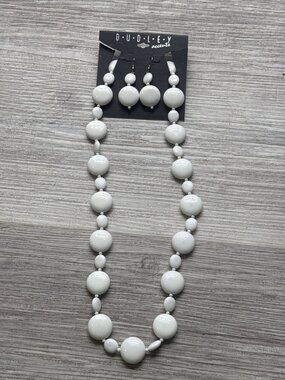 Dudley Accents Vintage Y2K Retro Chunky White Disc Beaded Statement Necklace Set